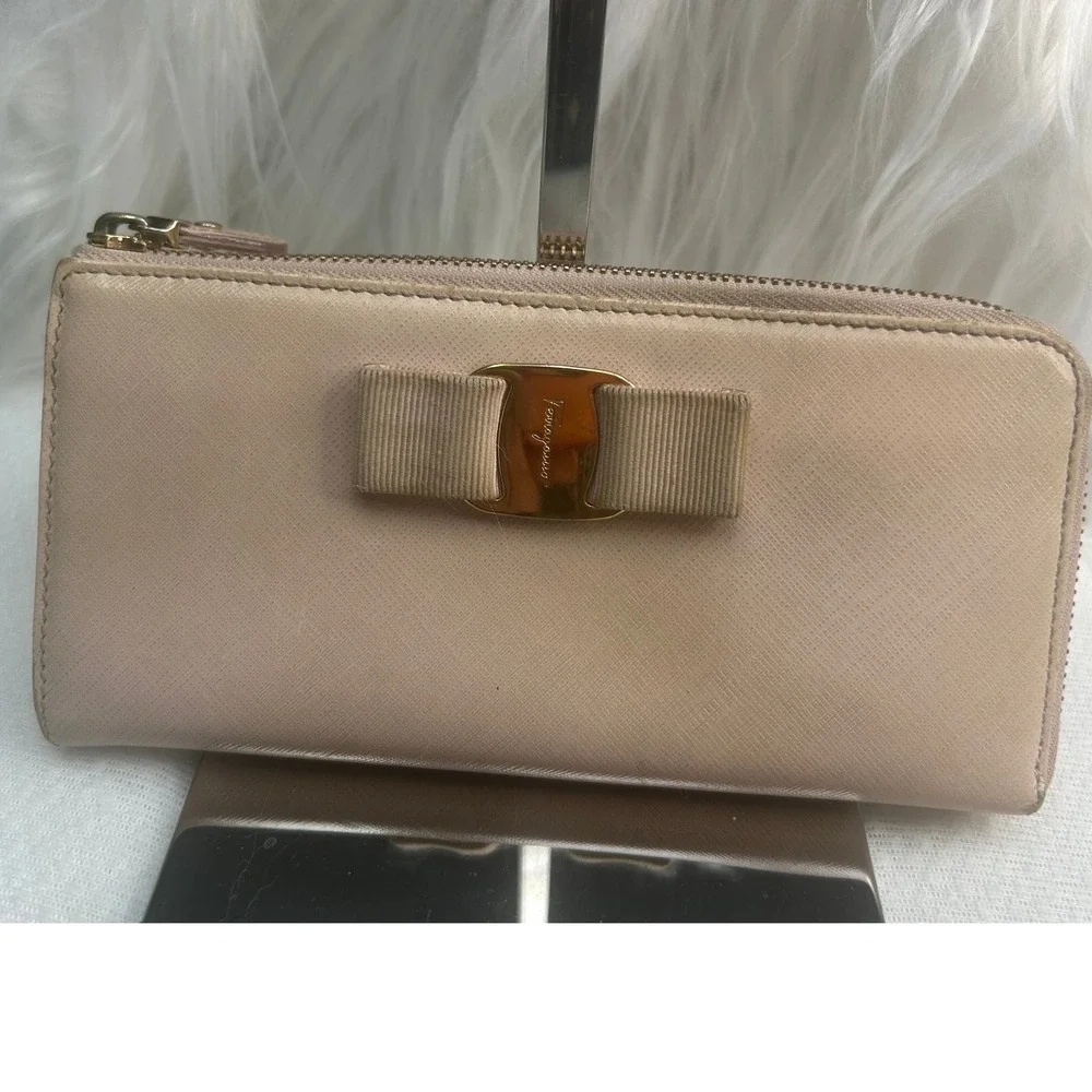 Salvatore Ferragamo Vara Wallet Zip Around Continental Bow Accent Beige